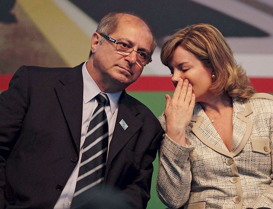Paulo Bernardo e sua esposa Gleisi Hoffmann (Foto: JONATHAN CAMPOS / GAZETA DO POVO / Futura Press)