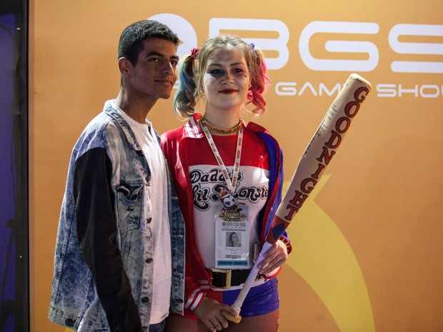 Fã tira foto com osplayer da personagem Arlequina durante a Brasil Game Show (Foto: Marcelo Brandt/G1)