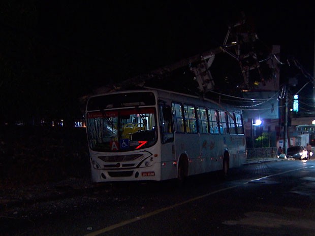 Ônibus bate em poste na Federação, em Salvador (Foto: Imagem/TV Bahia)