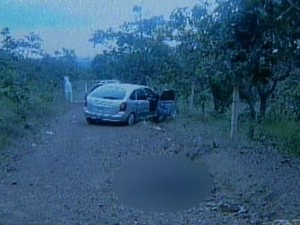 Corpo de pastor chileno é encontrado em frente a fazenda, emÁguas Lindas, em Goiás (Foto: Reprodução/ TV Anhanguera)