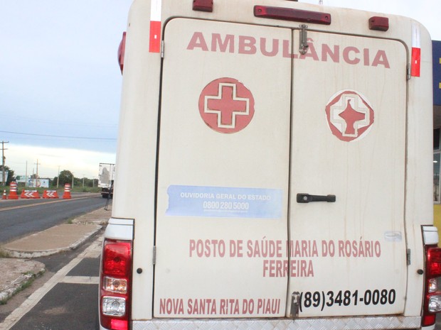 Ambulância foi flagrada com ferrolho de porta na fechadura  (Foto: Catarina Costa/G1 PI)