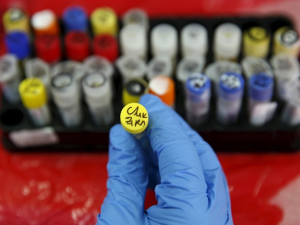  Segundo a OMS, o Sudeste Asitico  a rea mais vulnervel para proliferao do zika vrus; na foto, tcnico de laboratrio mostra uma amostra de sangue analisada no Instituto Nacional de Sade de Lima, no Peru; laboratrio testa para a presena de zika (Foto: Reuters/Mariana Bazo)