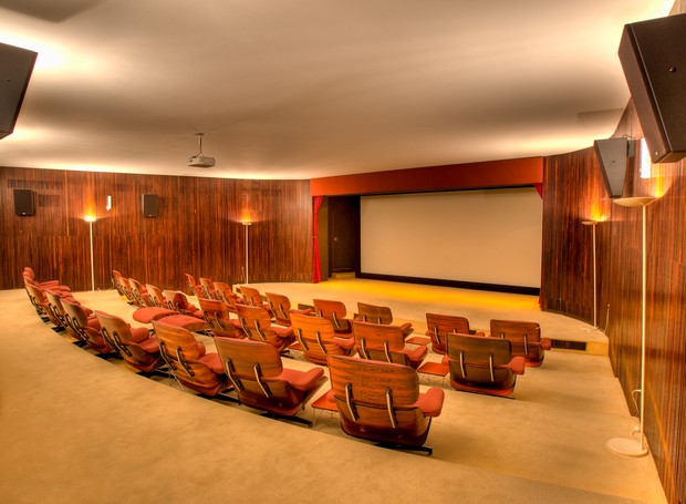 Uma sala de cinema privativa permite ao presidente assistir filmes na companhia de amigos e familiares (Foto: Ichiro Guerra/Reprodução)