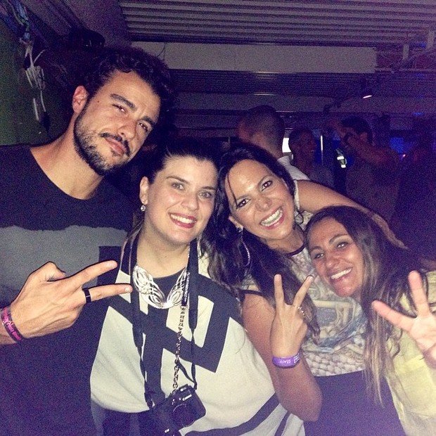 Joaquim Lopes e amigas na gfesta de aniversário surpresa de Paolla Oliveira (Foto: Reprodução/Instagram)