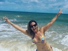 Carla Perez posta foto na praia e mostra boa forma de biquíni