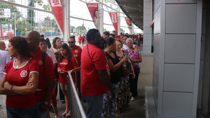 Fila de torcedores para comprar ingresso para o Lance de Craque (Foto: Eduardo Deconto)