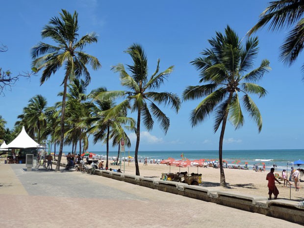 Na Zona Sul do Recife, o calçadão de Boa Viagem abriga quiosques de água de coco e é usado para a prática de atividades esportivas. Uma caminhada é umaboa pedida para os turistas (Foto: Marina Barbosa / G1)
