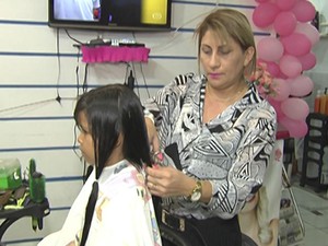 Mechas foram doadas ao grupo 'Amigos do Peito' (Foto: Reprodução/TV Tapajós) Mechas foram doadas ao grupo 'Amigos do Peito' (Foto: Reprodução/TV Tapajós)