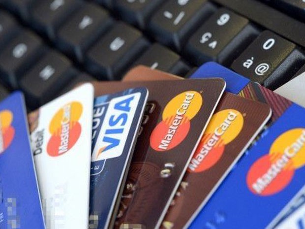 Acesso a cartões de crédito permite que pessoas consigam preços melhores. (Foto: AFP)