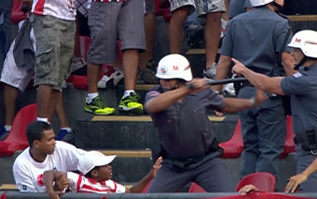 PM agride torcedor diante de criança em São Paulo x Corinthians (Foto: Reprodução SporTV)