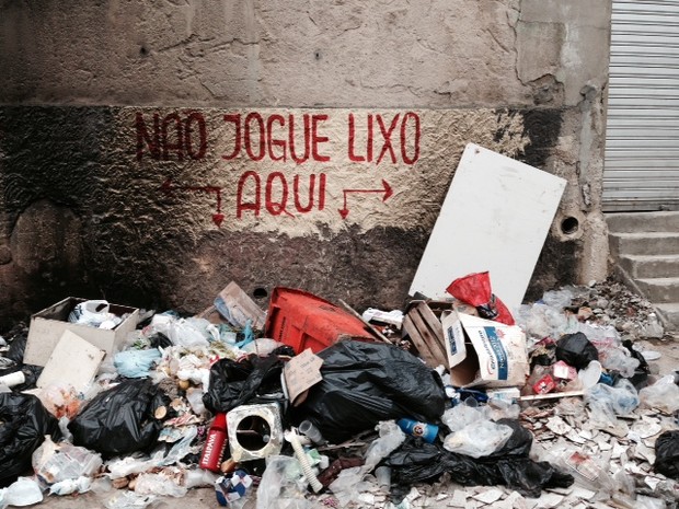 Aviso não impede que a Rua Sotero Reis, na Praça da Bandeira, fique lotada de lixo (Foto: Guilherme Brito/G1)