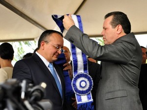 Ex-governador Silval Barbosa (PMDB) entrega a faixa de governador a Pedro Taques (PDT) em Cuiabá. (Foto: Renê Dióz / G1)