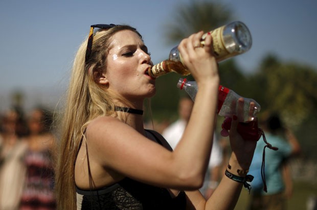Garota criou drinque ‘cuba libre’ na própria boca em festival de música nos EUA (Foto: Lucy Nicholson/Reuters)