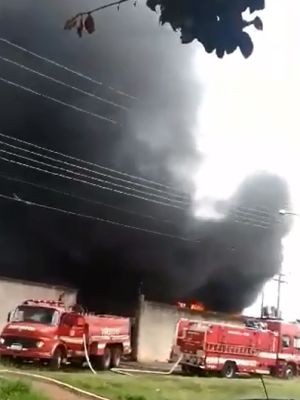Bombeiros trabalham no combate às chamas no local  (Foto: Imprensa Jaú/ Divulgação)