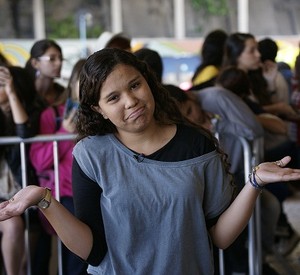 Ana Caroline antes de saber que iria ganhar os ingressos (Foto: Caldeirão do Huck; TV Globo)