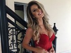 Tatiele Polyana posa sensual para campanha de lingerie