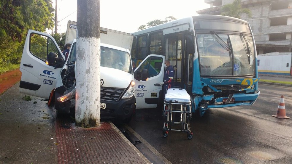 Ônibus bate em caminhão-baú e deixa feridos (Foto: Divulgação/ Guarda Municipal de Vitória)