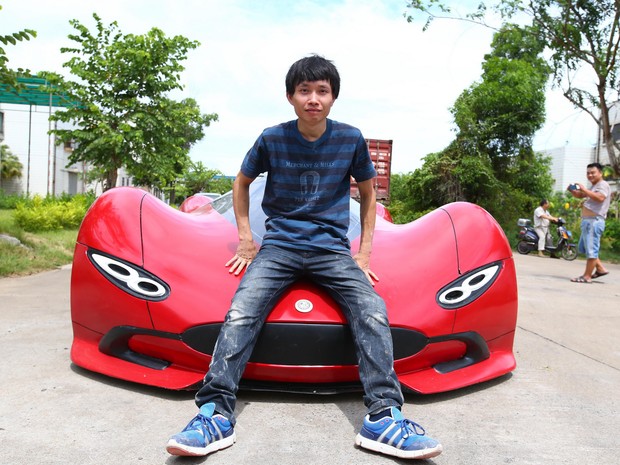 Chen Yinxi, 27 anos, é estudante de engenharia e fã de carros (Foto: STR / AFP)
