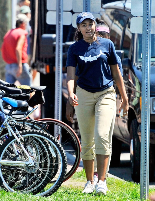 Sasha Obama é vista deixando o restaurante Nancy’s em Martha’s Vineyard na manhã de quarta (3), após o final de seu turno de trabalho (Foto: Boston Herald, Christopher Evans via AP)