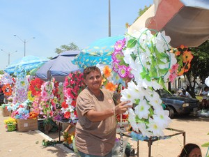 Comerciantes esperam fazer boas vendas no final de semana (Foto: Daniel Cunha/G1)