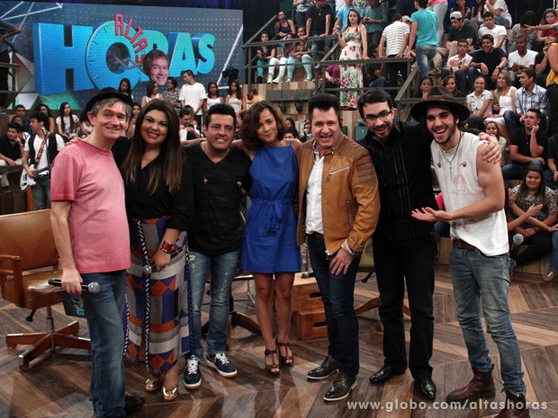 Serginho faz uma foto com todos os convidados do programa (Foto: TV Globo/Altas Horas)
