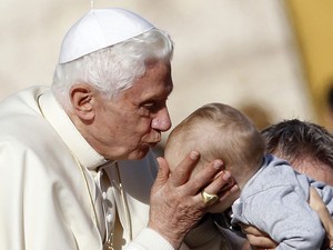Papa Bento XVI beija uma criança durante audiência geral na Praça de São Pedro, no Vaticano. (Foto: Tony Gentile/Reuters)