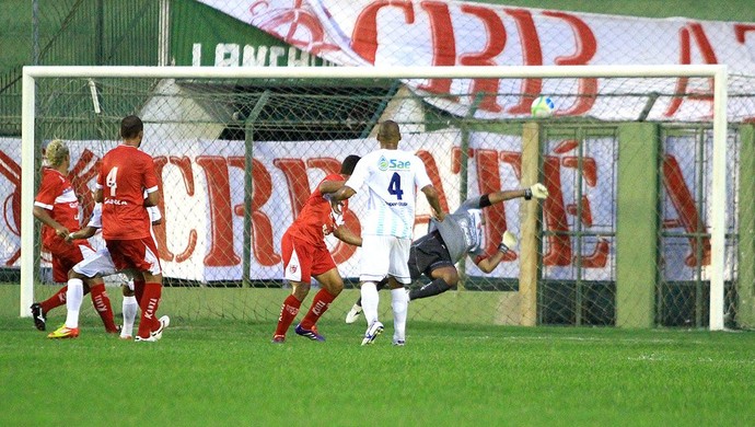 Crac faz o terceiro gol no CRB e mata o jogo (Foto: Ailton Cruz/ Gazeta de Alagoas)