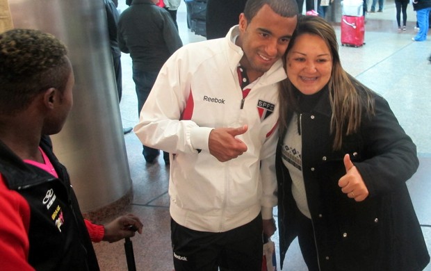 Lucas, desembarque do São Paulo (Foto: Marcelo Prado / Globoesporte.com)