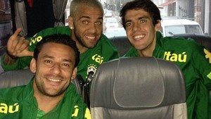 Sorridentes, Fred, Daniel Alves e Kaká formam 'bonde dos titulares' do Brasil (Reprodução / Instagram)