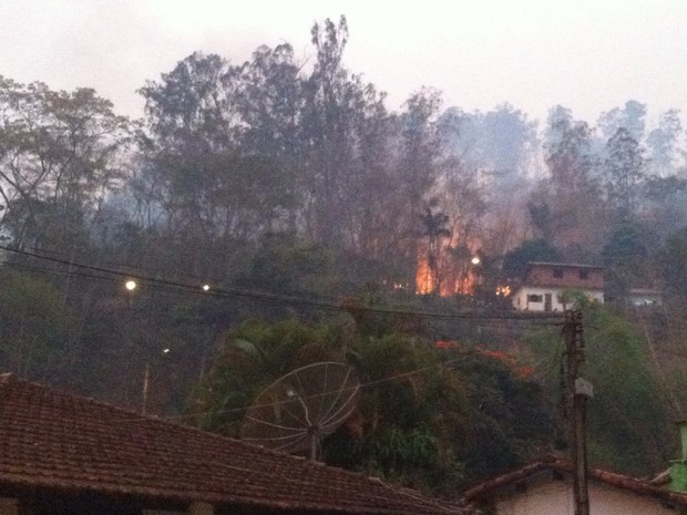 Fogo próximo a casas em Secretário no final da tarde desta terça-feira (Foto: Adriana Marcheori)