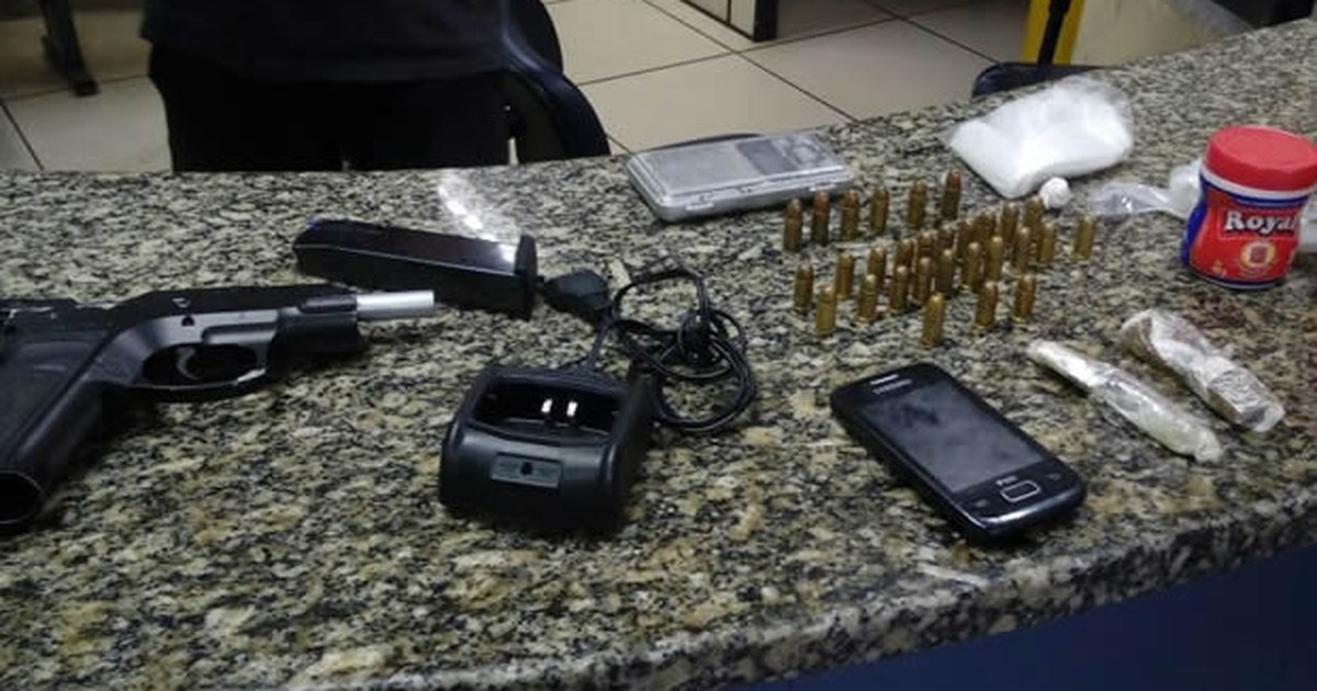 Dupla é flagrada com arma, munições e drogas em Paraty, RJ - Globo.com