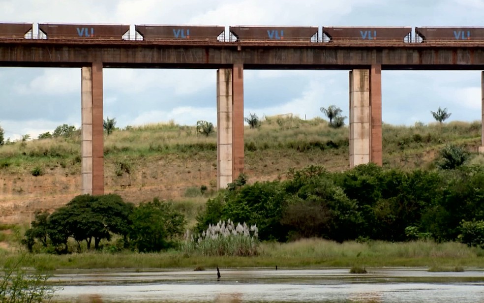 Estrada de Ferro Carajás possui 900 km e é por onde passa minério de ferro extraído na Amazônia brasileira (Foto: Reprodução/TV Mirante)