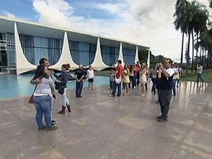 Visitantes fazem passeio no Palácio do Alvorada (Foto: TV Globo/ Reprodução)
