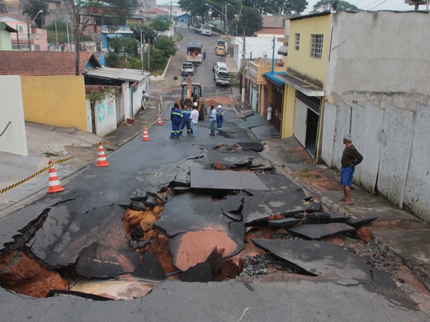 Rompimento de adutora abre uma cratera na Rua Jundiaí, na cidade de Taboão da Serra, SP, na madrugada desta quarta-feira (7) (Foto: Marcos Bezerra/Futura Press)