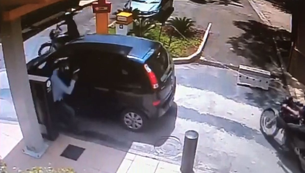 Assaltante foi surpreendido ao abordar motorista em lanchonete (Foto: TV Globo/Reprodução)