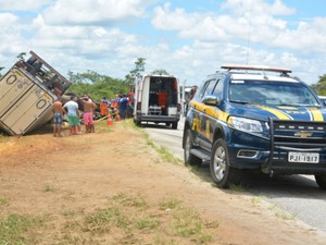 Equipes da Polícia Rodoviária Estadual e dos Bombeiros estiveram no local do acidente (Foto: Anderson Oliveira / Blog do Anderson)