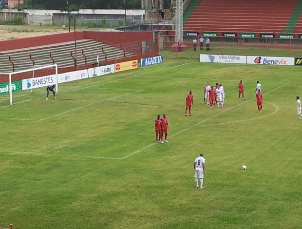 Jancarlos cobra falta pelo Rio Branco-ES contra o Aracruz (Foto: Bruno Marques/Globoesporte.com)