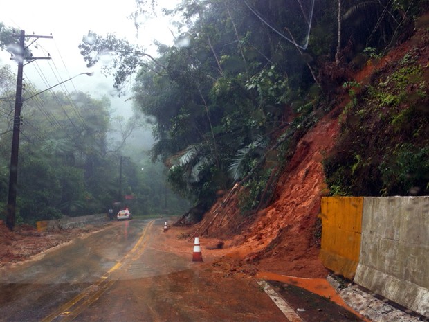 Foram registrados vários deslizamentos de terra na Rio-Santos. (Foto: Rogério Corrêa/ TV Vanguarda)