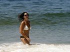 Luiza Brunet exibe corpão em praia do Rio