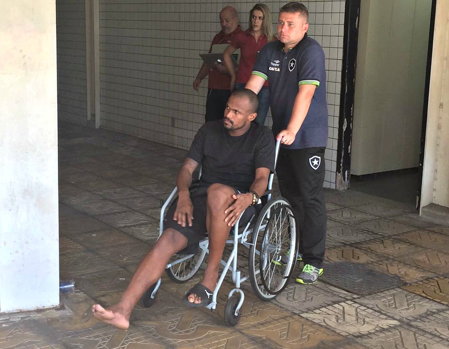 Airton é operado e deve ficar cerca de três meses afastado dos gramados