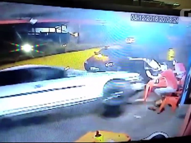 Carro bate em moto e invade bar de Anápolis, Goiás (Foto: Reprodução/TV Anhanguera)