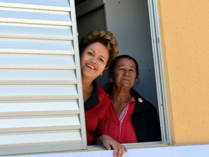 Presidente Dilma Rousseff visita aposentada em casa popular de Campinas (Foto: Lana Torres / G1)