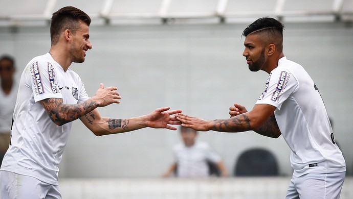 Lucas Lima e Gabriel comemoram gol do Santos (Foto: Ricardo Saibun / Divulgação SantosFC)