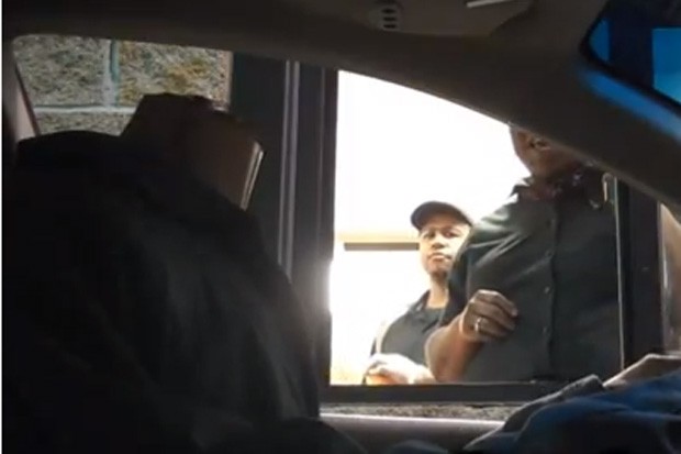 Funcionários ficaram assustados ao se depararem com motorista sem cabeça (Foto: Reprodução/YouTube/MagicofRahat)