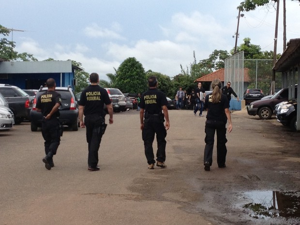 Policiais Federais cumprem mandados de prisão e busca e apreensão em Porto Velho (Foto: Larissa Matarésio/G1)