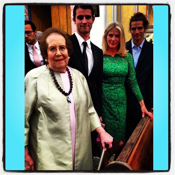 Família reunida - a avó da noiva e Charlene Shorto entre os irmãos Sean e Anthony de Souza (Foto: Reprodução Instagram)