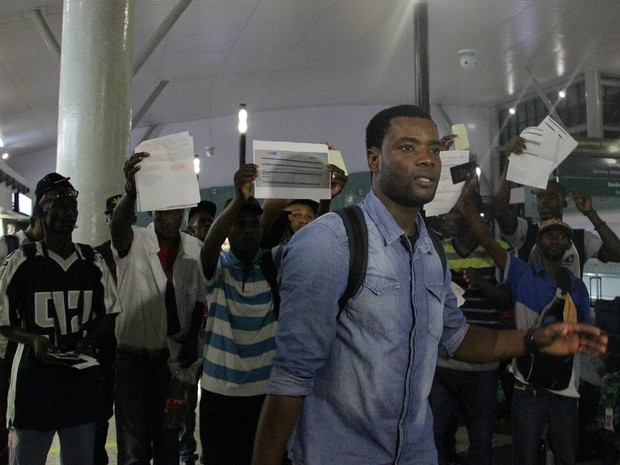 Haitanos foram deixados no aeroporto depois de serem desepejados de hotéis (Foto: Suelen Gonçalves/ G1 AM) Haitanos foram deixados no aeroporto depois de serem desepejados de hotéis (Foto: Suelen Gonçalves/ G1 AM)