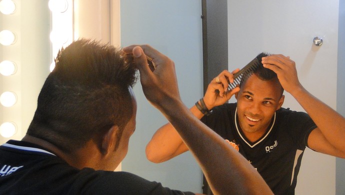 Fernandinho arruma o cabelo em frente ao espelho (Foto: Maurício Paulucci )