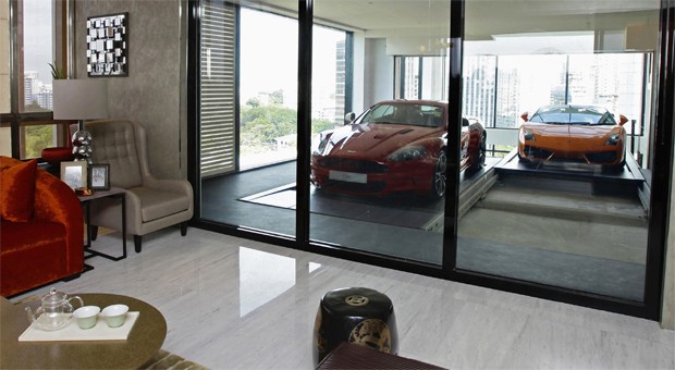 Aston Martin DBS e Lamborghini Gallardo param, nesta quinta-feira (23), em estacionamento privativo em apartamento em Cingapura (Foto: Tim Chong/REUTERS)