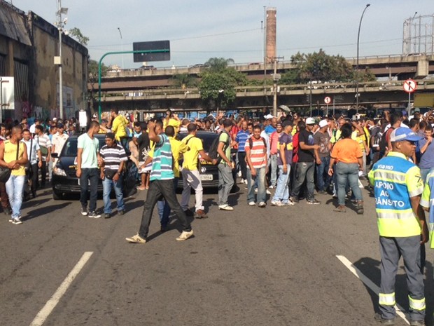 Trabalhadores da construção civil fazem protesto na Zona Portuária do Rio nesta segunda (4) (Foto: Mariucha Machado / G1)